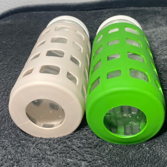 Glass Water Bottles with Silicone Sleeves - Green and Cream - Picture 4 of 8
